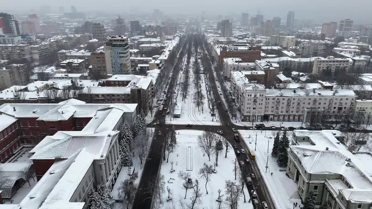 冬天的乌克兰第聂伯罗市，从鸟瞰的角度看，积雪覆盖的街道上车辆通行。视频下载