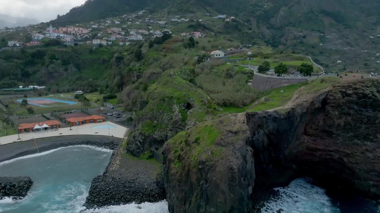 从Guindaste的观点在葡萄牙马德拉岛，隐蔽的海湾和悬崖空中撤退视频素材