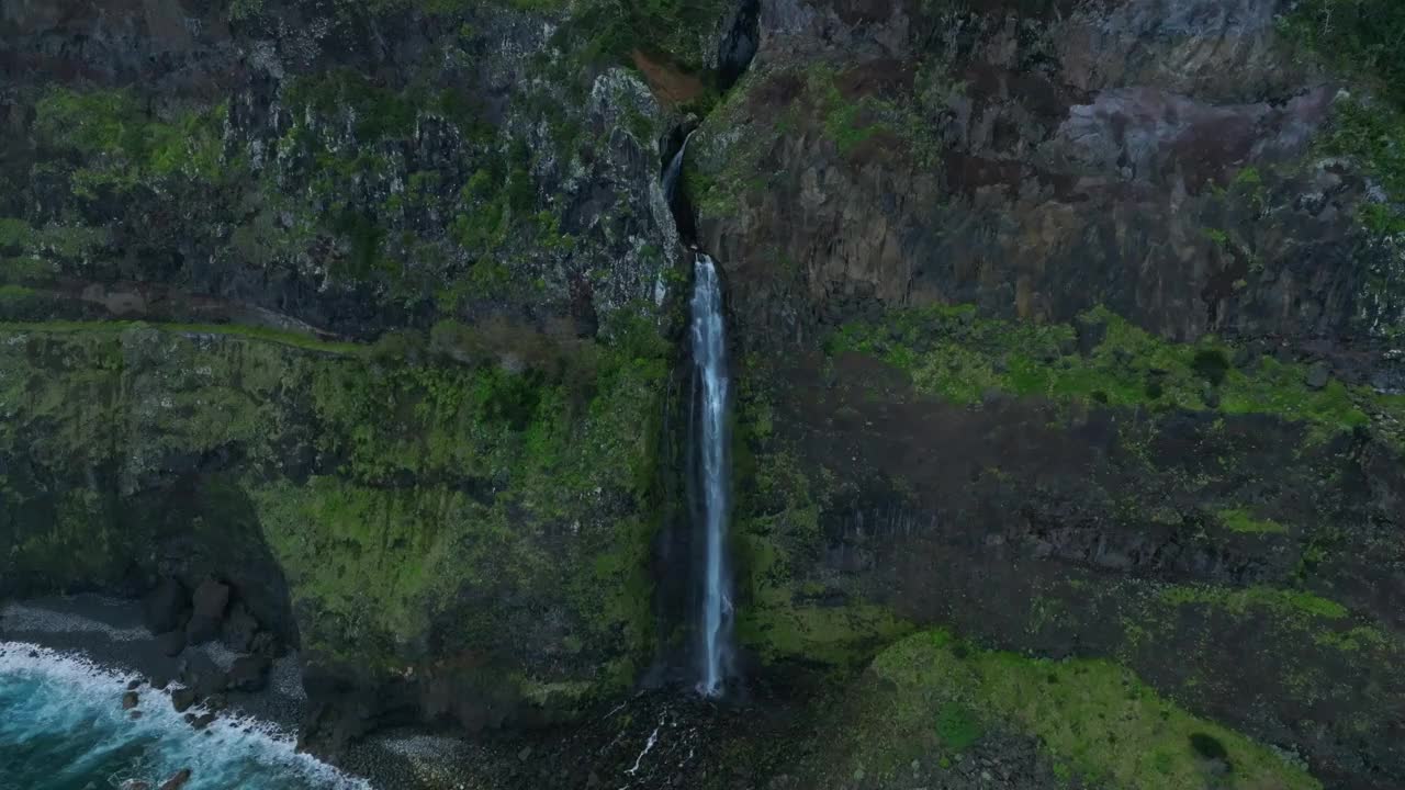 葡萄牙马德拉岛，史诗般的海岸瀑布倾泻数百英尺，流入开阔的海洋视频素材