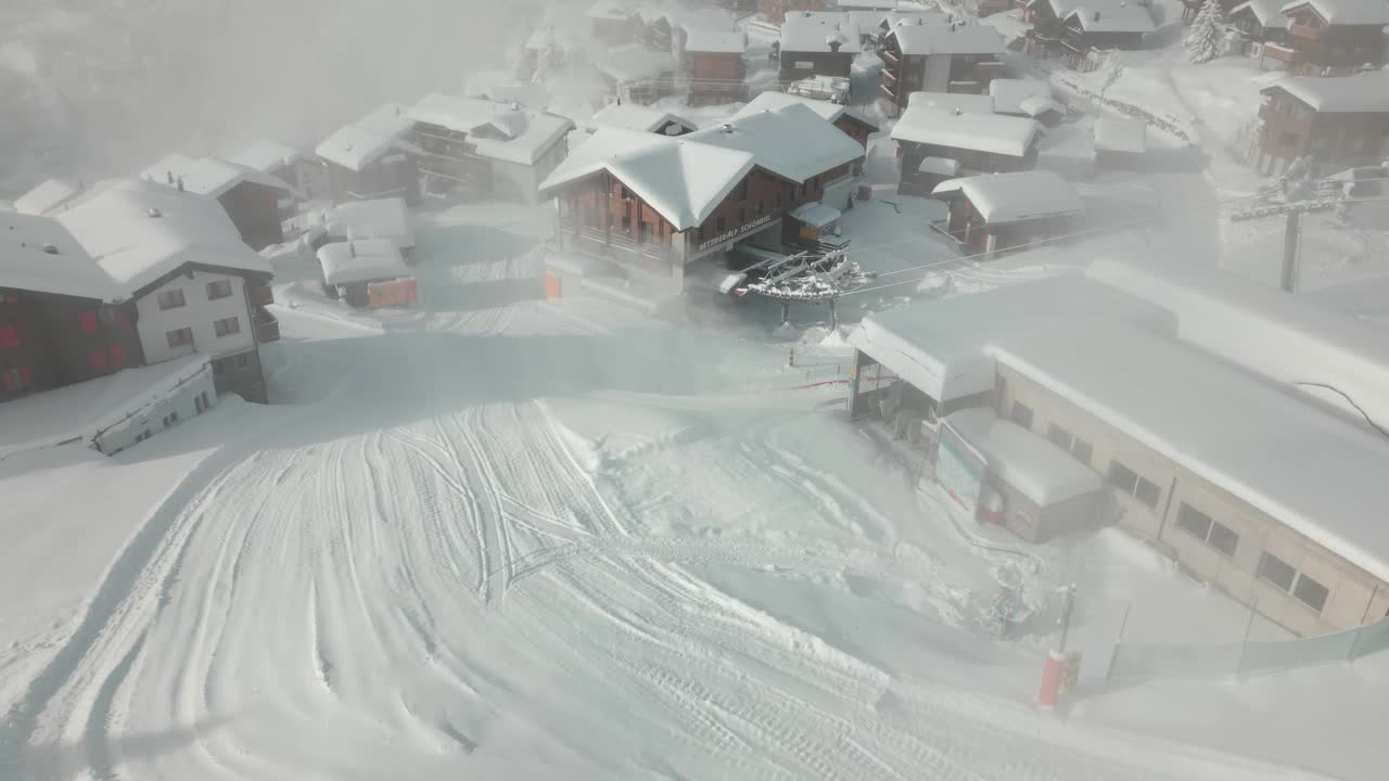 雪炮在滑雪场制造新雪。滑雪缆车不开放。滑雪场正在为冬季旅游做准备视频素材