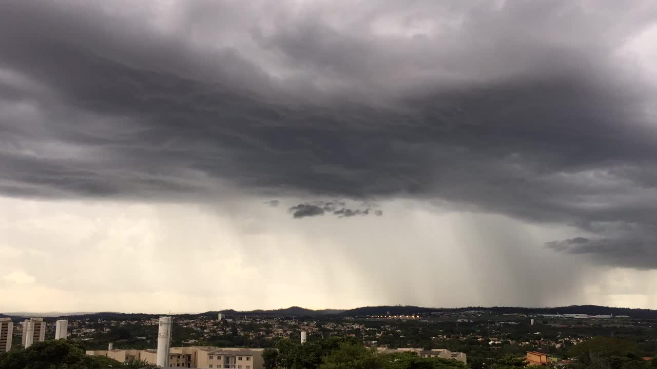 美丽的云和雨在我的城市下移动，十二月，巴西戈亚尼亚。视频下载