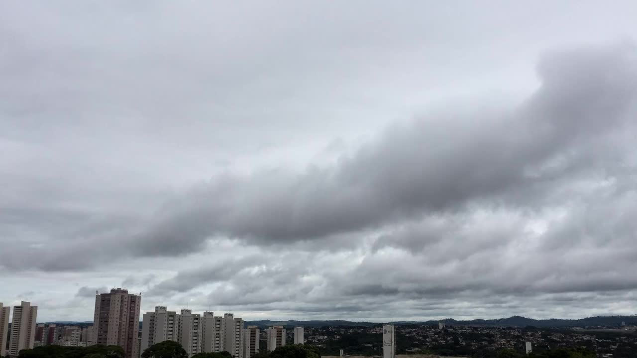 美丽的云和雨在我的城市下移动，十二月，巴西戈亚尼亚。视频下载