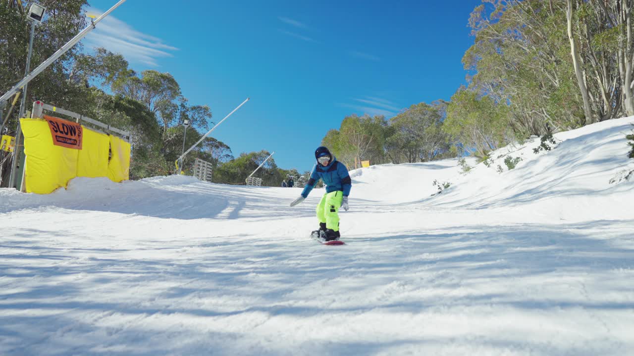 单板滑雪运动员在玩雪水视频素材