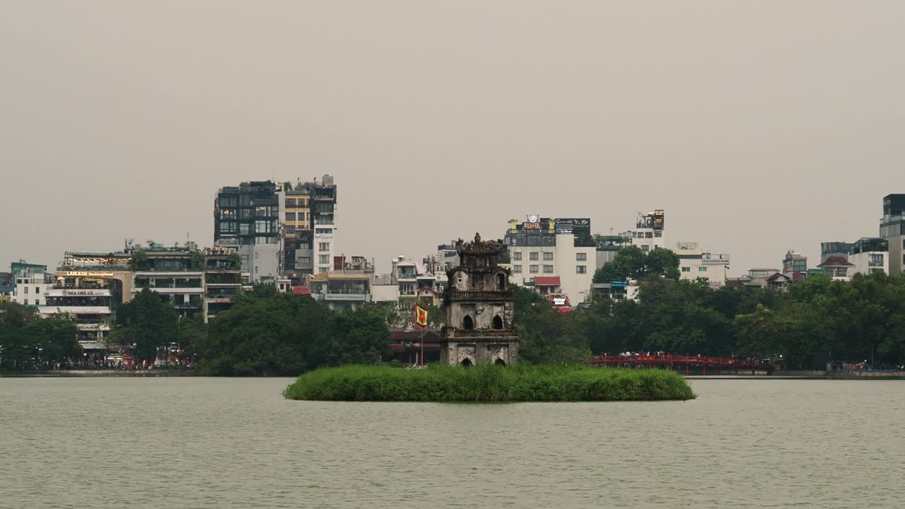 越南河内市还剑湖上的塔楼视频素材