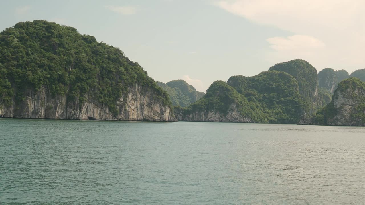 越南下龙湾的山和海视频下载