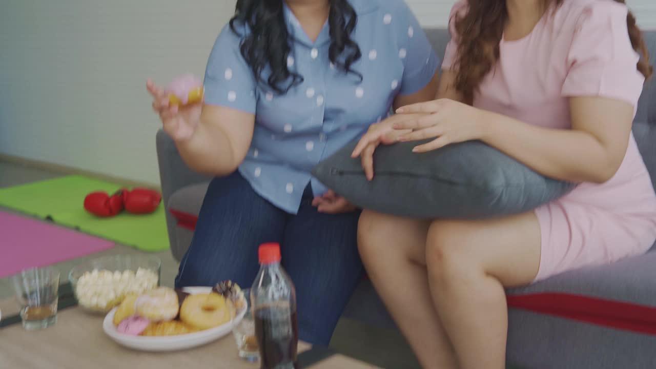 两个女人正在吃甜点。视频素材