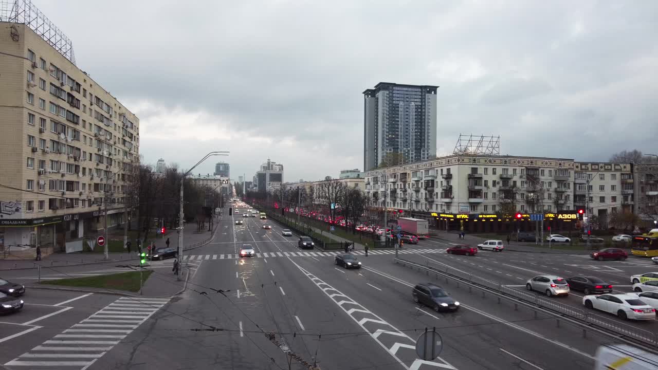 乌克兰基辅街道上的汽车。城市景观视频下载