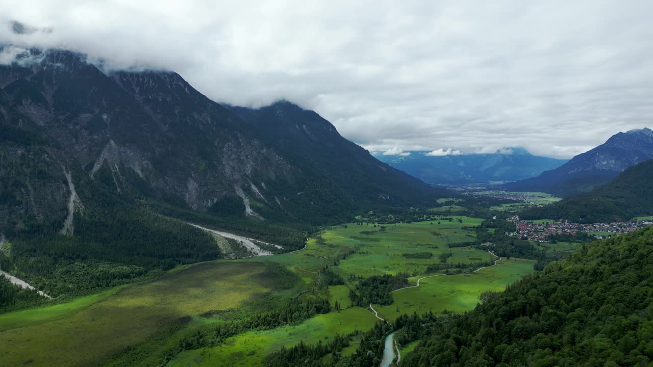 德国巴伐利亚高山村庄Garmisch-Partenkirchen航拍图视频素材