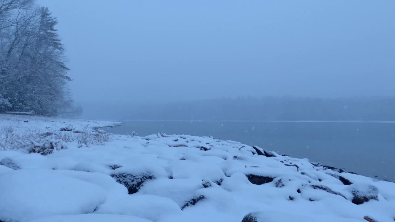 美丽的降雪时间在一个原始的山区湖泊视频素材