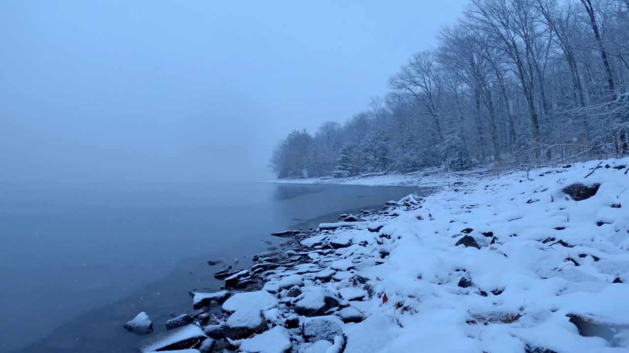 美丽的降雪时间在一个原始的山区湖泊视频素材