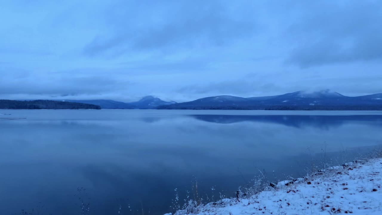 美丽的时间流逝在一个原始的山间湖泊视频素材