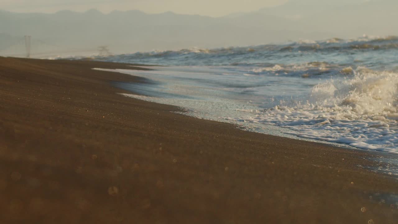 日落时的海浪。阳光在水中反射。自然之美视频下载