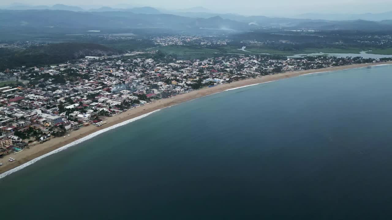 航拍的圣帕特里西奥哈利斯科州墨西哥旅游村旅游度假目的地在日落视频素材