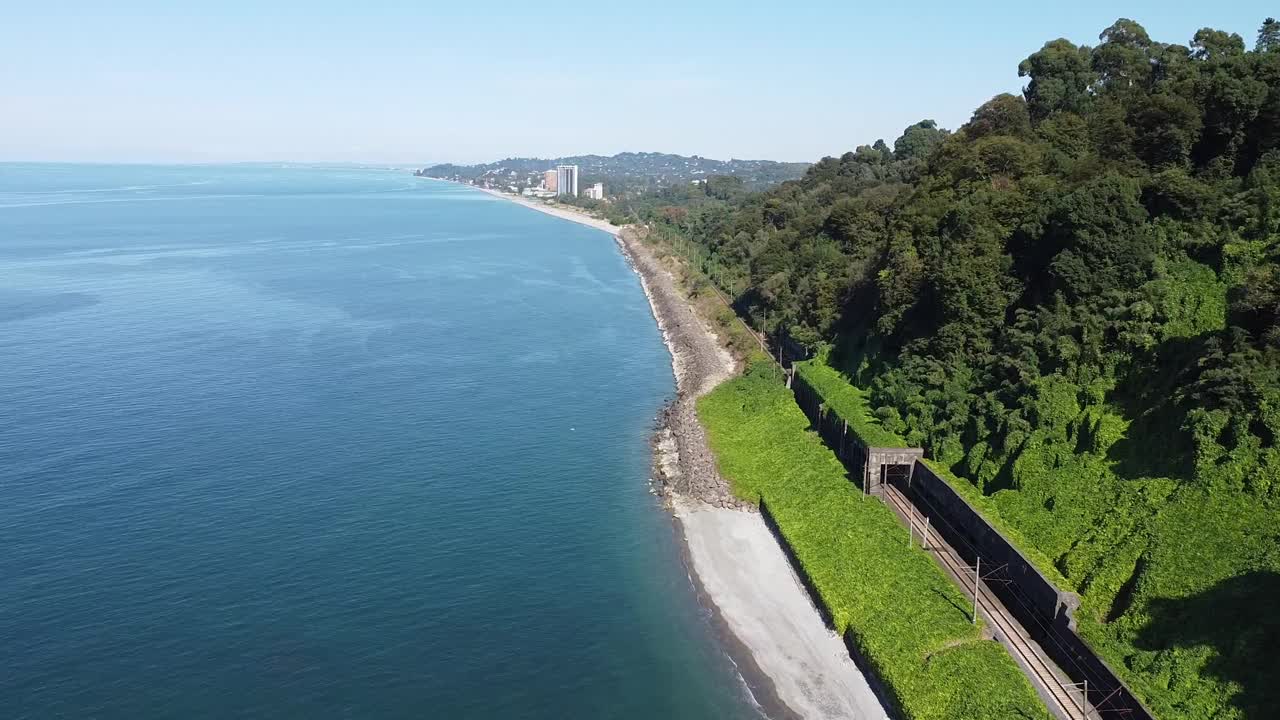 巴统植物园和黑海海岸之间的沿海铁路的无人机视频视频下载