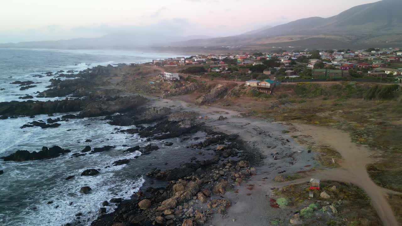 智利瓦尔帕莱索地区拉巴雷纳海滩的海岸视频素材