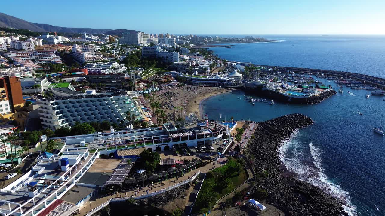 西班牙特内里费岛阿德耶海岸的度假胜地普拉亚德拉平塔和科隆港鸟瞰图视频素材