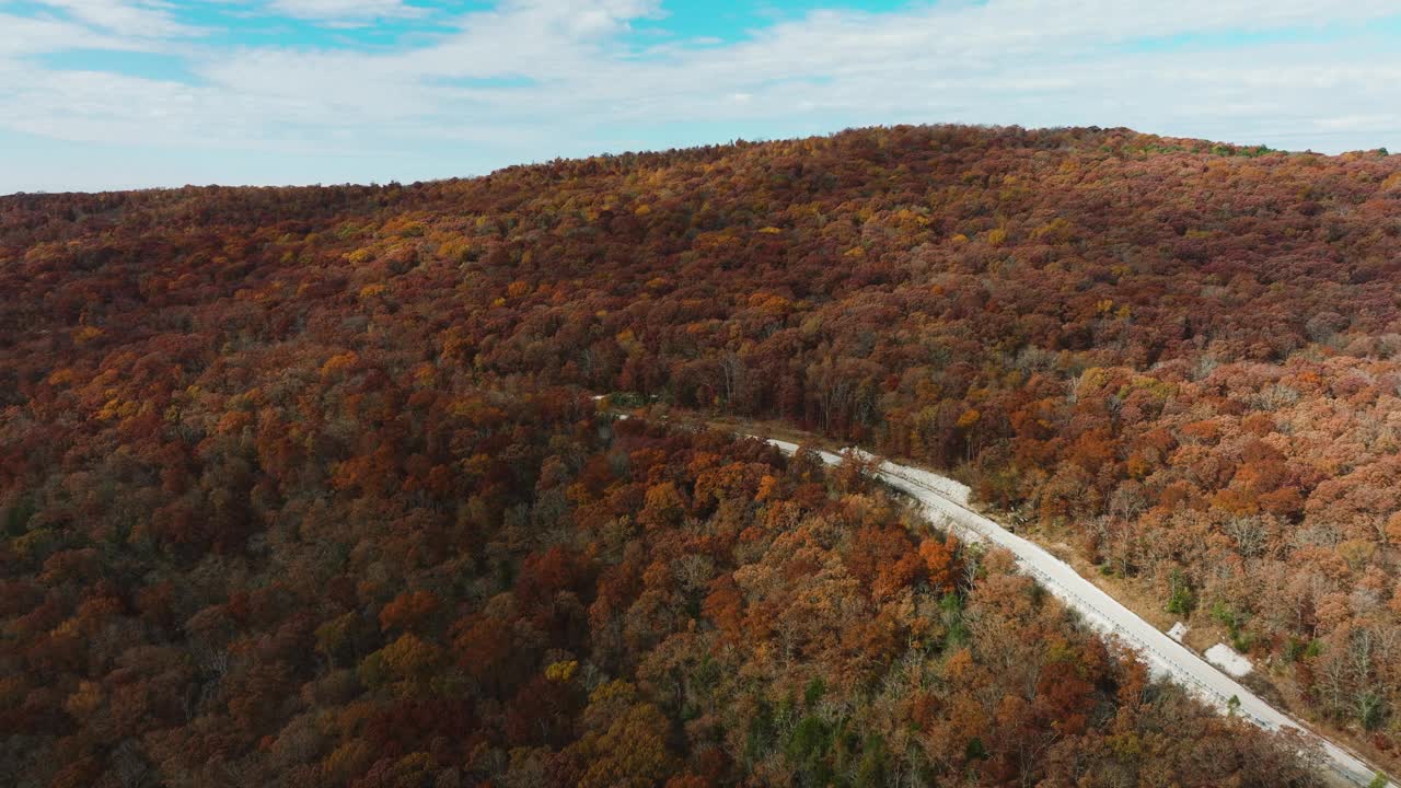 美国阿肯色州的乡村公路和色彩斑斓的秋天森林-航拍视频素材