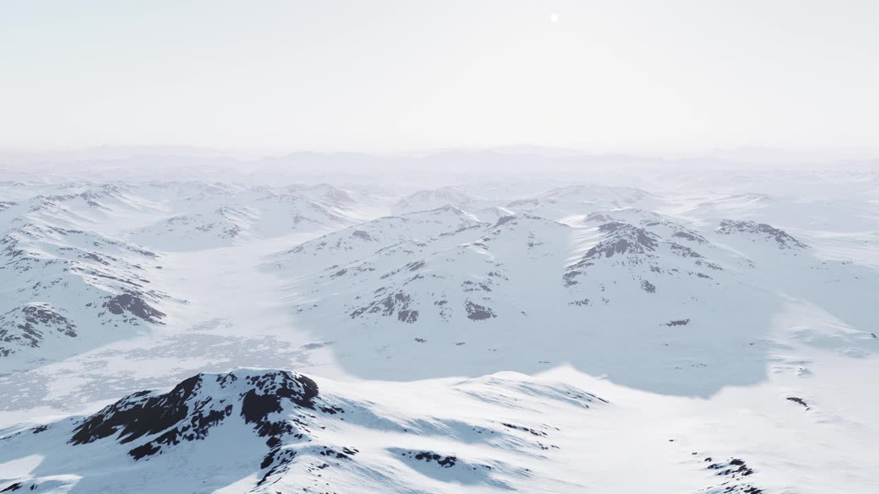 白雪覆盖的山脉，背后是雄伟的山峰视频素材