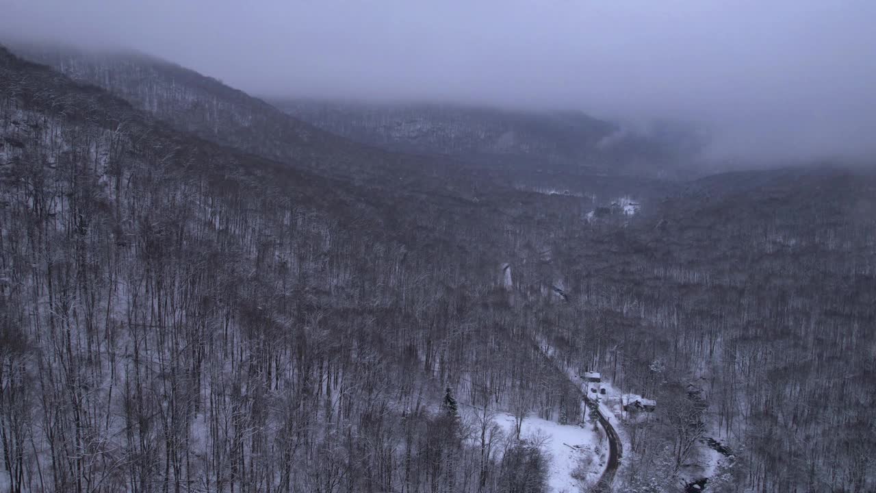 美丽的空中无人机延时夜幕的镜头，阿巴拉契亚山脉覆盖在晚上的雪视频素材