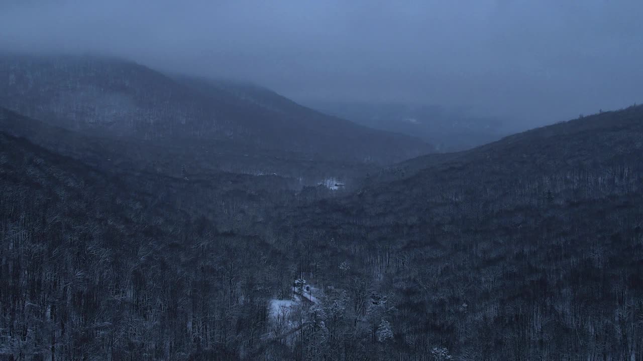 美丽的空中无人机拍摄的阿巴拉契亚山脉在晚上被雪覆盖视频素材