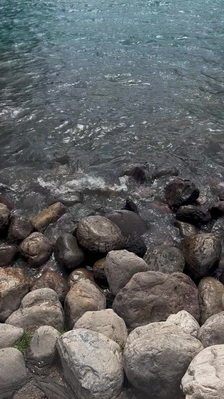 水的边缘，垂直倾斜到山脉。路易斯湖，加拿大视频素材