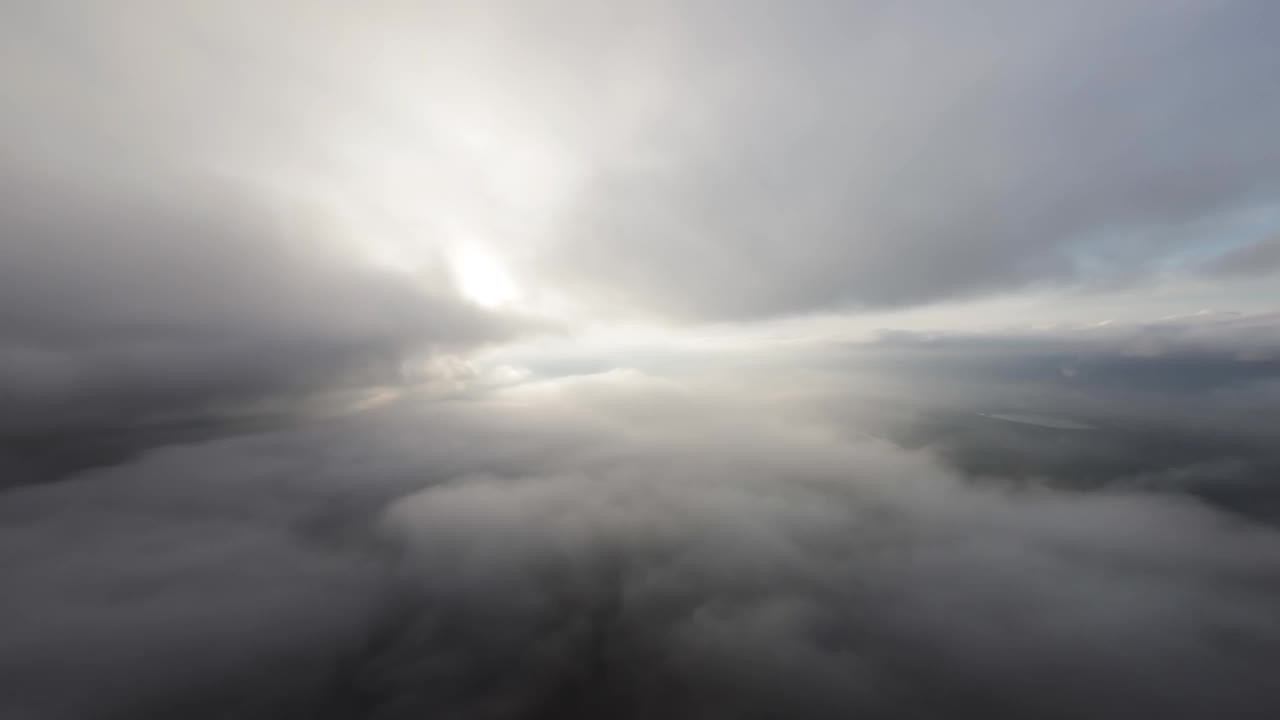 日落时，一架喷气式飞机飞进积雨云的驾驶舱，这是一幅独特的景色。FPV固定翼视图。在真正的云中飞行视频素材