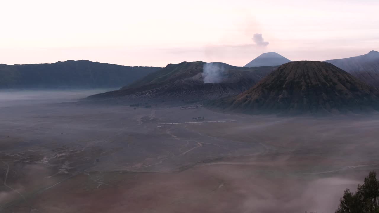 印尼东爪哇，黎明时分云层中的Bromo火山视频素材