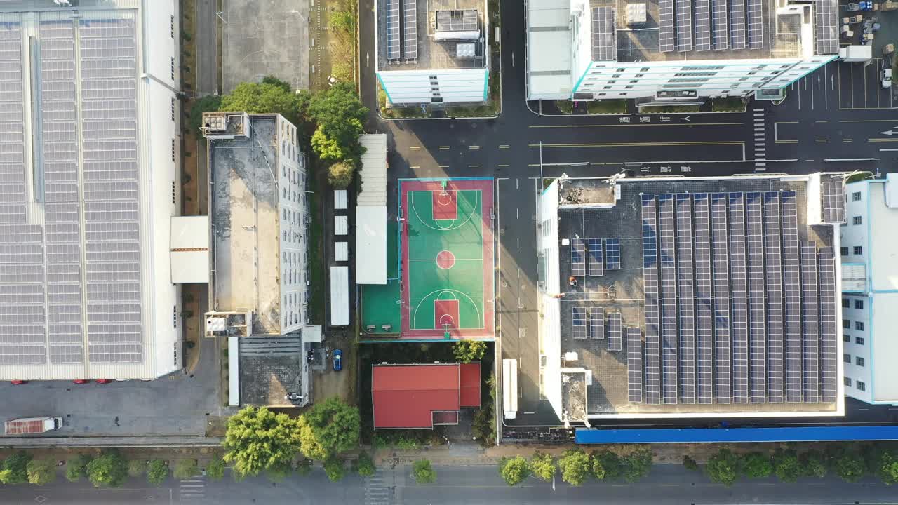 室外篮球场和屋顶太阳能电池板视频素材