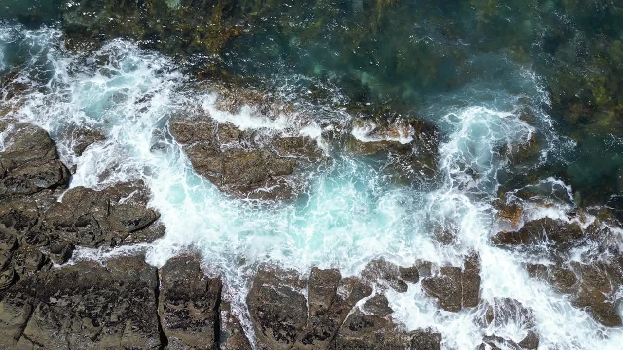 色彩斑斓的海水环绕着岩石和风景优美的海岸线。海浪拍打着岩石。大洋路海岸线鸟瞰图。澳大利亚著名的地标，澳大利亚墨尔本视频下载