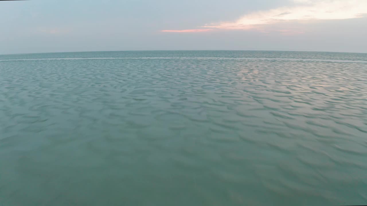 日落时冰冻湖的航拍照片视频下载