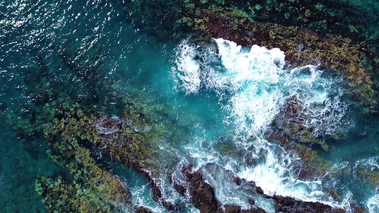 西班牙加那利群岛，特内里费岛海岸线的天然游泳池航拍图视频素材