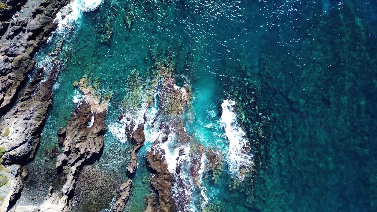 西班牙加那利群岛，特内里费岛海岸线，洛斯吉格蒂斯的天然泳池海上航拍视频素材