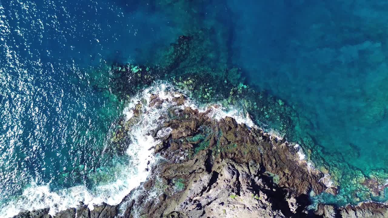 西班牙加那利群岛特内里费火山岛上的空中海岸线与海浪视频素材