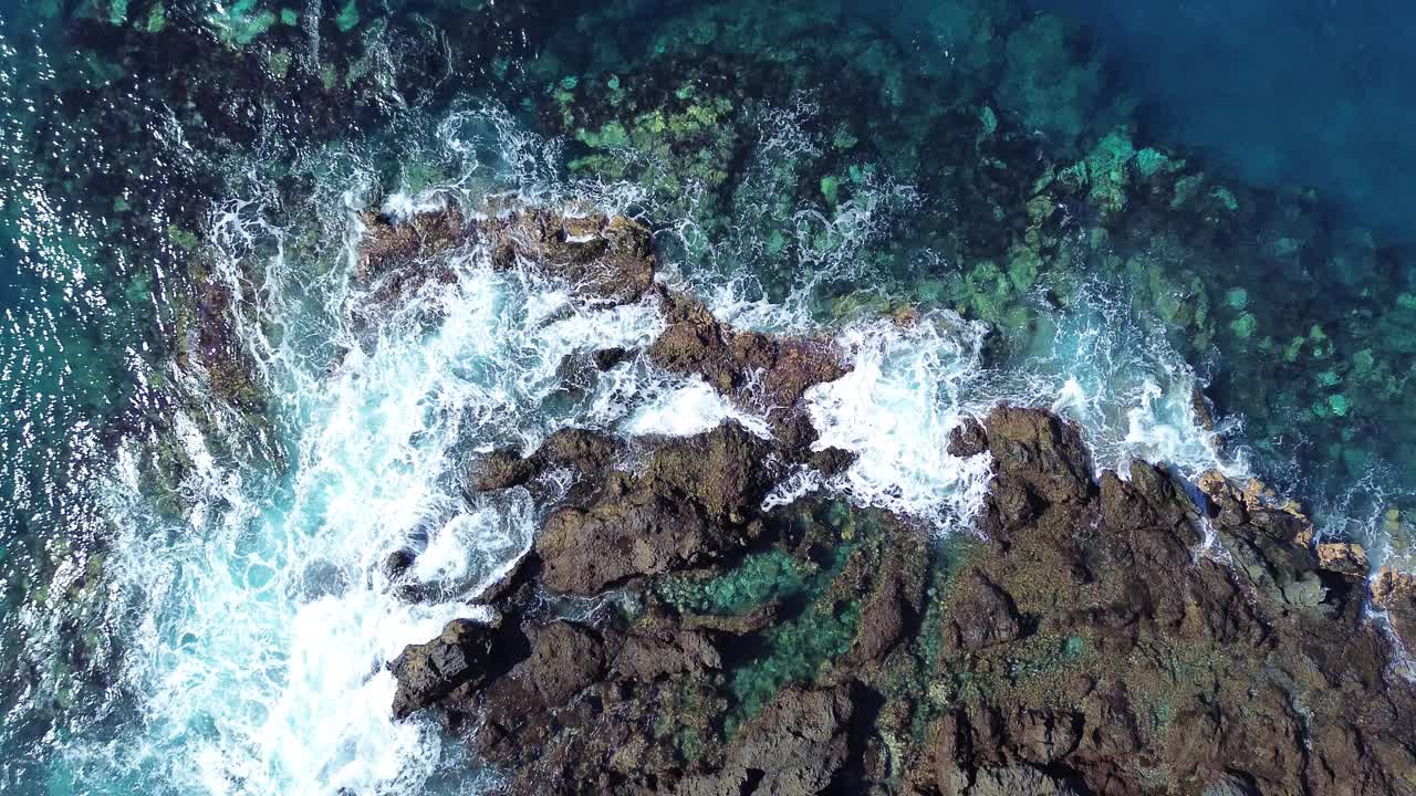 西班牙火山岛特内里费岛的空中海岸线与海浪视频素材