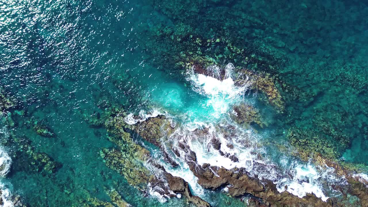 海岸线火山岛天然池特内里费岛，Costa Adeje西班牙，无人机视频素材