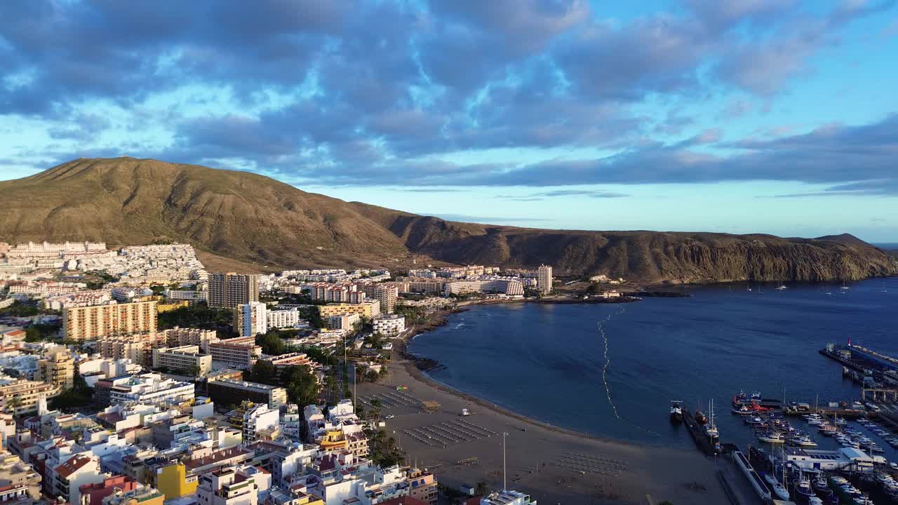 Playa de las vista火山沙滩洛斯克里斯蒂亚诺斯，特内里费岛科斯塔阿德耶空中视频素材