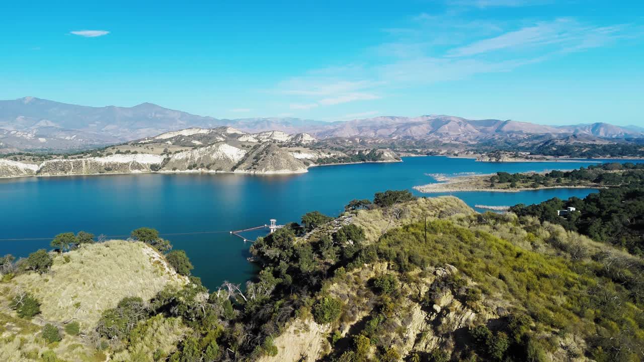鸟瞰水库和美国加州蓄水的大坝视频素材