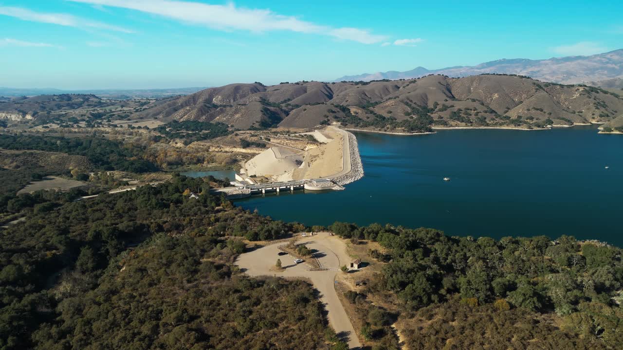 美国加州水库和蓄水大坝的鸟瞰图视频素材