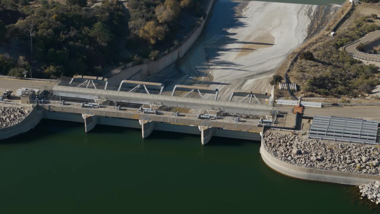 美国加州水库和蓄水大坝上空的航拍照片视频素材