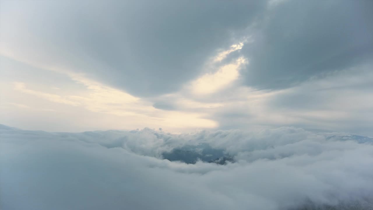 流动的云时间流逝在冬天的山上视频下载