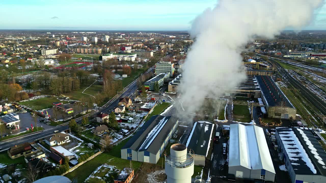 欧洲一座城市上空烟囱冒出蒸汽的工业发电厂。无人机拍摄。视频素材