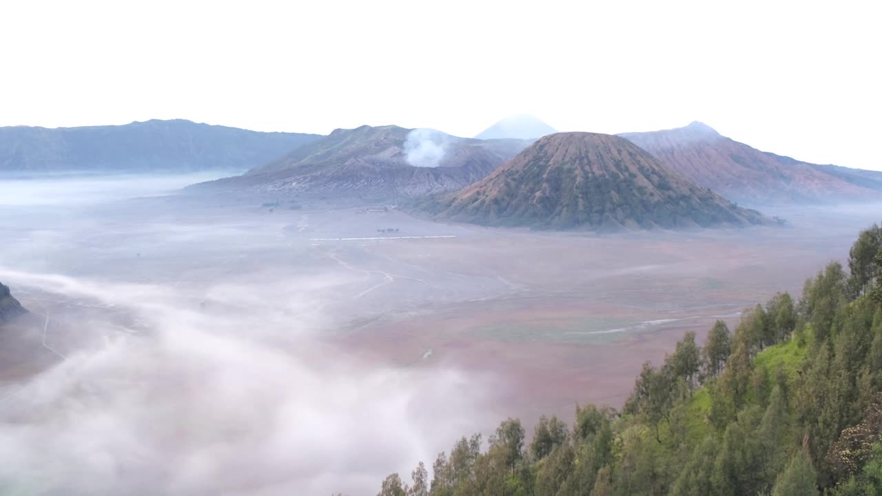 黎明时分，印尼东爪哇的Bromo火山放大视频下载