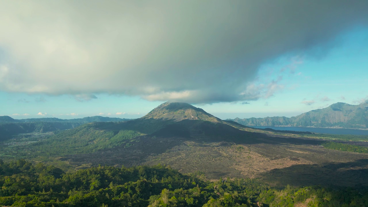 鸟瞰巴厘Batur火山的云图，印度尼西亚。视频素材