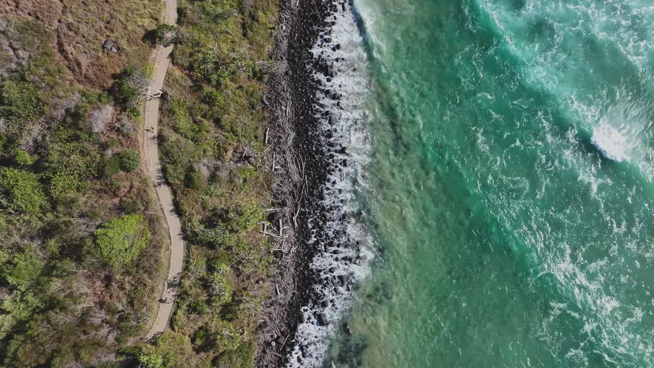 岩石海岸线的鸟瞰图视频下载