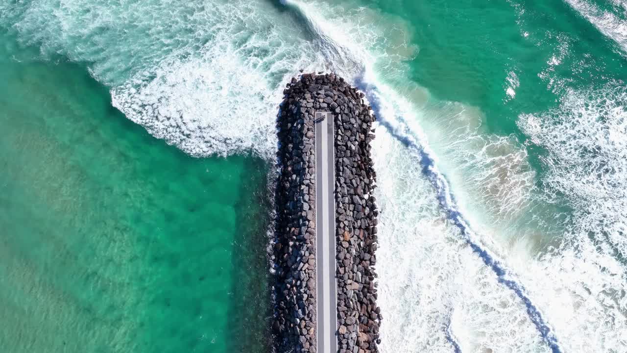 俯瞰海洋防波堤鸟瞰图视频素材