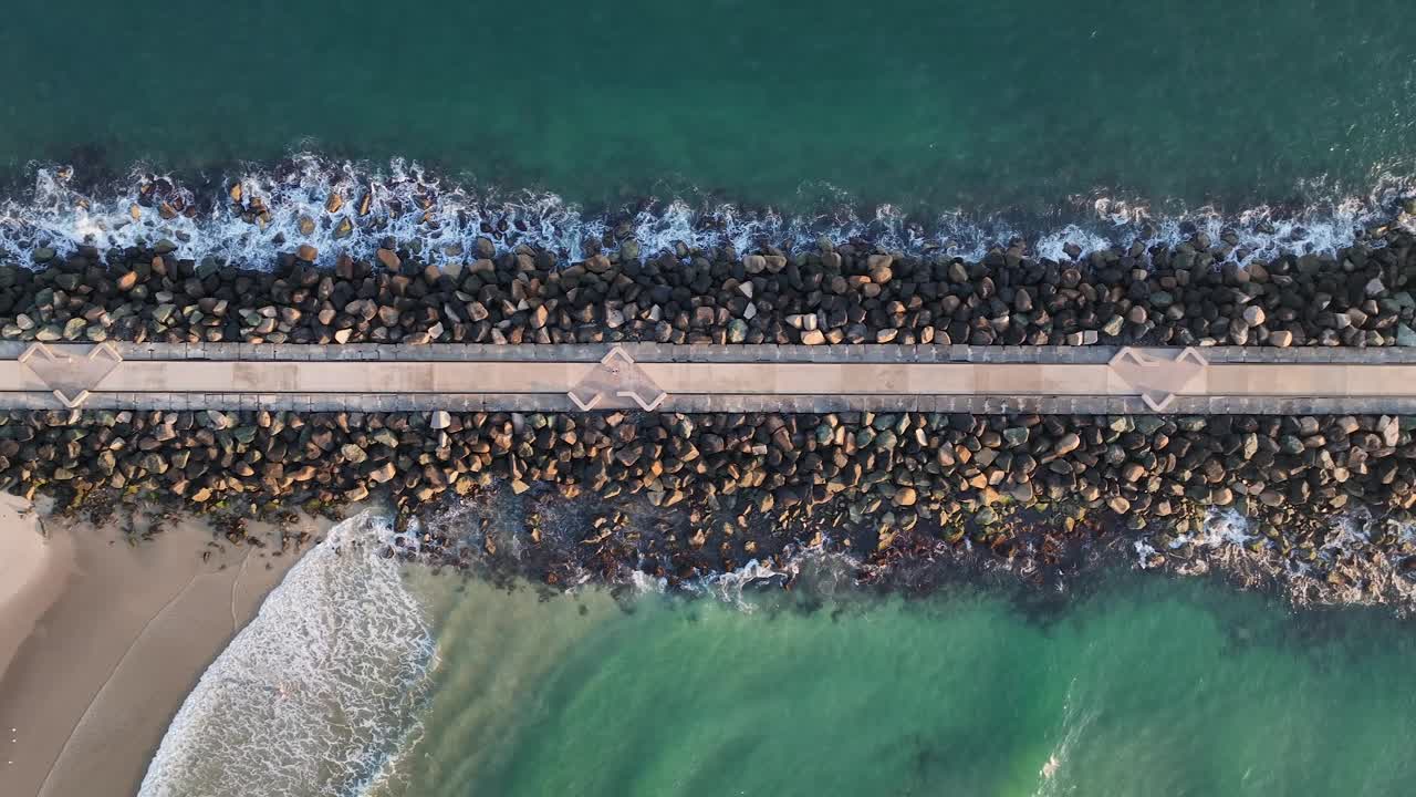 俯瞰海洋防波堤鸟瞰图视频素材