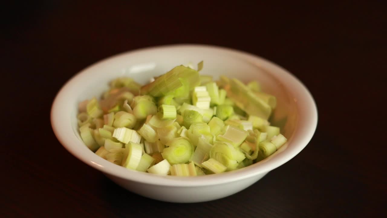 滋滋培根和韭菜烹饪锅烹饪的乐趣视频素材