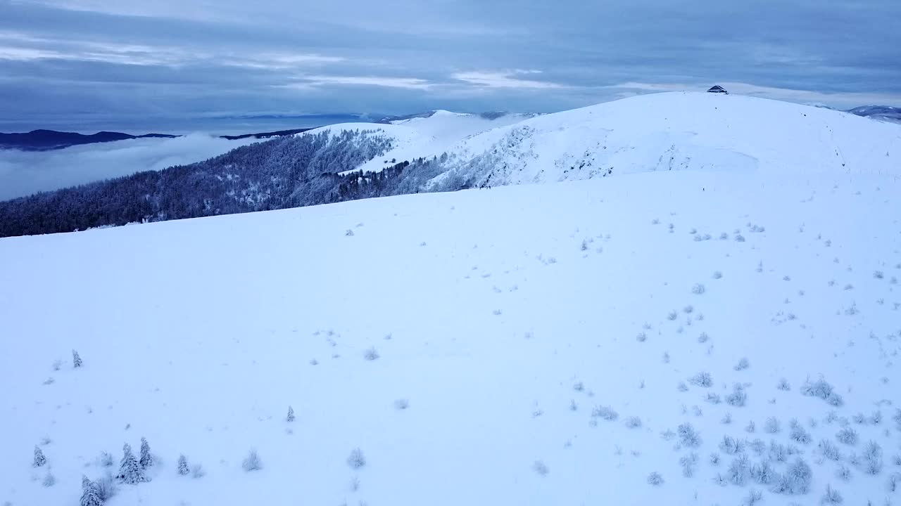 空中拍摄的冬季景观揭示了法国上孚日地区白雪皑皑的霍内克峰视频素材