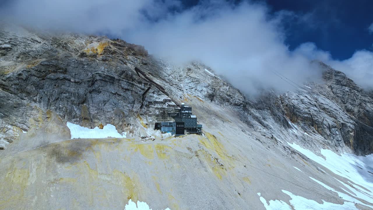 鸟瞰德国最高峰楚格峰，零星的积雪，蓝天白云视频素材