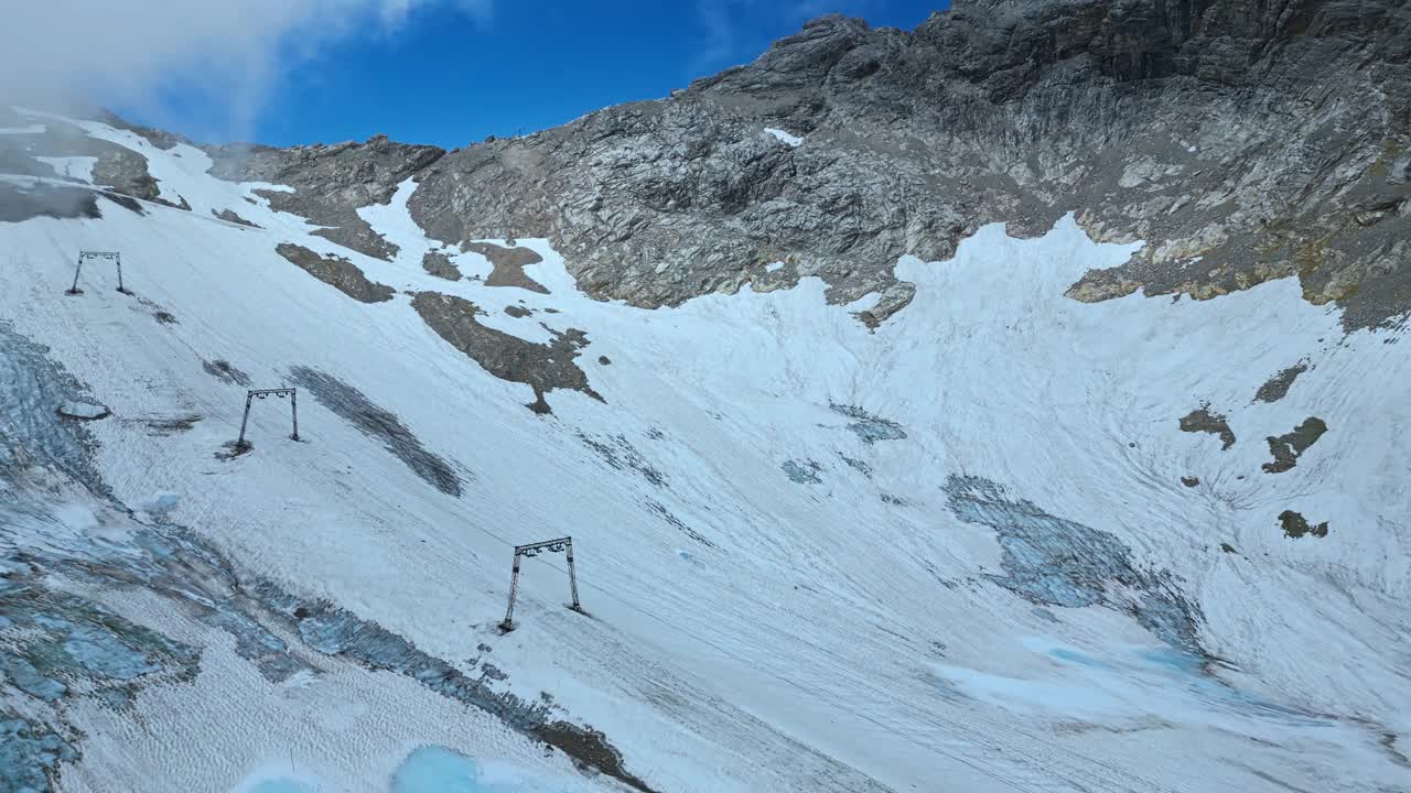 位于著名滑雪胜地楚格峰的索道，融化了欧洲阿尔卑斯山的冰川，德国，欧洲视频素材